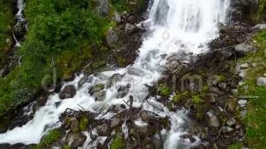 从无人驾驶飞机上看到的雨天挪威山区瀑布